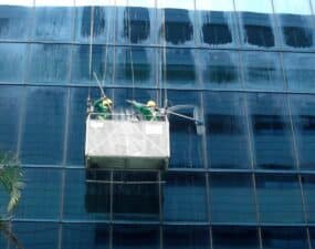 Usługi wysokościowe Warszawa – profesjonalne i bezpieczne prace na wysokościach