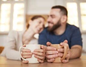 Dlaczego personalizowane kubki są doskonałym prezentem dla nowożeńców?